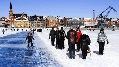 FOLKVANDRING. Trycket på isvägarna blev något extra i helgen på grund av det fantastiska vädret.