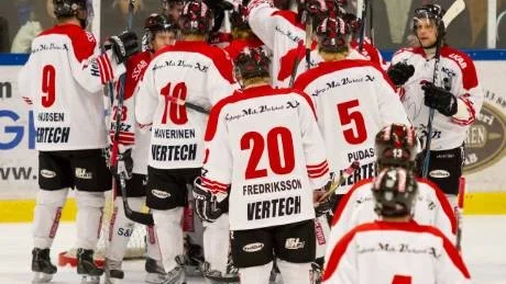 JUBEL. Kirunaspelarna jublar efter storsegern med 10-3 hemma mot Ore, totalt 14-3 efter två matcher. Nu ställs Kiruna mot Huddinge.Foto: Tobbe Lektell