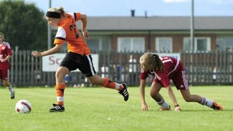 STEGET EFTER. Piteås Petra Lundgren var steget före Gammelgårdens Alva Bergdahl i den här situationen. Gammelgården kämpade väl, men kunde inte rubba Piteå  i finalen. Foto: Mats Bengtsson