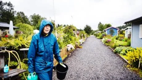 VATTEN. Regnvattnet som öste ner under måndagen var efterlängtat för många odlare, däribland Britt-Marie Larsson.