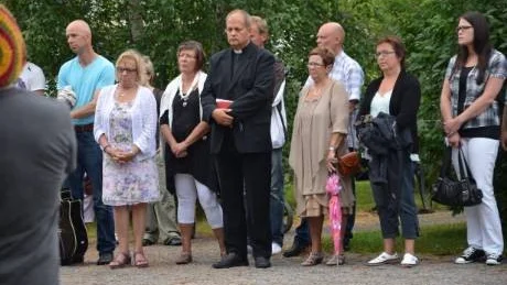 MINNESSTUND. Kommunstyrelsens ordförande Gunnel Simu och kyrkoherde Kimmo Sulila höll i minnesstunden för offren i vansinnesdåden i Norge.Foto: Cecilia Ländin