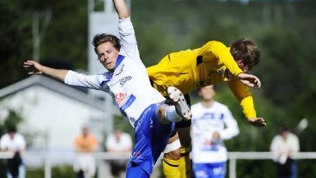 Upprört. Johan Isaksson var en av många IFK Luleå-spelare som   sågade domaren efter 1-1-matchen mot Forward, som avslutades med slagsmål och utvisning.