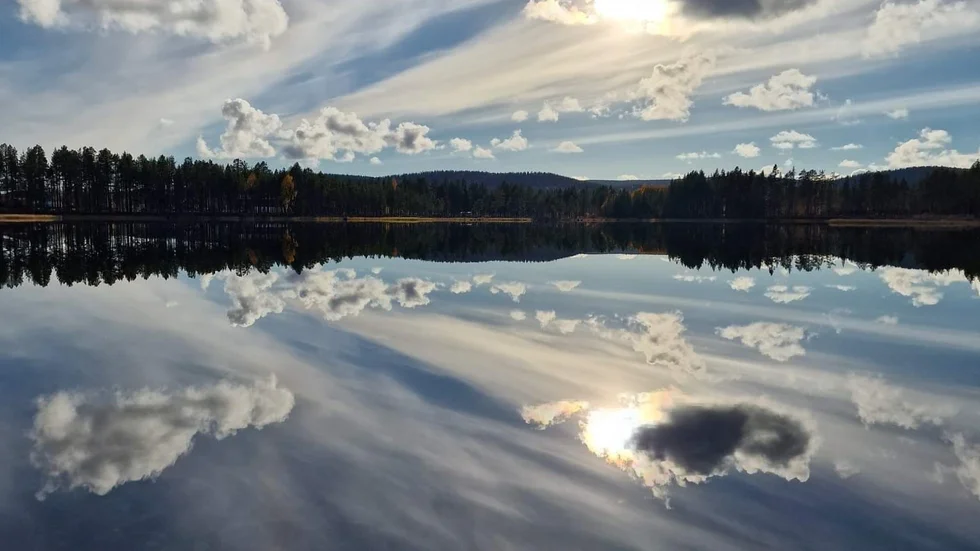 Stilla dag vid sjön.