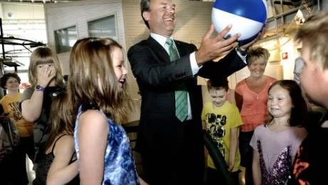 MINISTER I LEKTAGEN. Utbildningsminister Jan Björklund försöker hålla en boll medan luft strömmar mot den.