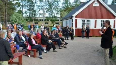 ETT SNYGGARE MALMBERGET. Mats Pettersson, LKAB:s fastighetsbolag FAB:s vd, utlovade vid ett Trivselskvällsarrangemang i onsdags kväll ett både snyggare och trevligar Malmberget fram tills dess att orten avvecklats. "Alla känner till Malmbergets framtid men det ska inte  innebära att samhället inte underhålls", var beskedet till allmänheten. LKAB kommer att stå för pengarna. Foto: Kenth Bergmark