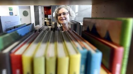GER TIPS. Bibliotekarien Ann Catrine Westerlund tycker det är roligt att deras yrke uppskattas. Men för henne är uppskattning också att ta vara på deras kompetens.
"Ställ frågor", säger hon.