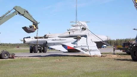 HAMNADE PÅ RYGG. Med en fart på 225 kilometer per timme kraschade Jas-planet. Skadorna blev omfattande.Foto: Försvarsmakten