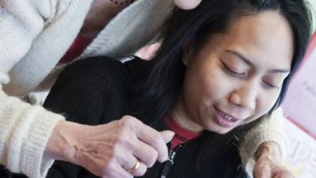PREMIÄR FÖR YASSRA. Elsy Ranfjäll, 66, Hertsön, är aktiv i PRO och kom med idén att bjuda in Hertsöns invandrarkvinnor. Här visar hon studerande Yassra Shahril, 31, från Malaysia hur det går till att sticka. "Roligt och det är första gången jag prövar ett sådant här handarbete", säger Yassra.