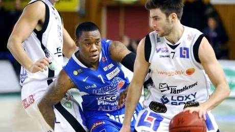 l Mbemba imponerade. Foto: Andreas Wälitalo
