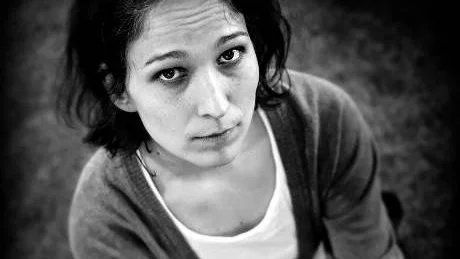 ENSAM PÅ SCEN. Saga Eserstam ser sina monologer som ett slags självterapi. Hon är verksam inom teater Unghästen som arbetar med interaktiv teater i skolorna och drivs i Västerbottensteaterns regi.
