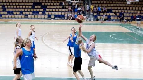 HÅRD TRÄNING. Lägerdeltagarna håller igång hela dagarna, vilket kräver en hel del disciplin. Här syns Patricia Chronéer kasta sig mot bollen.