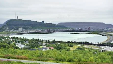 GRÖNT. När kalket sprids i den avskärmade delen av Luossajärvi får hela sjön en grön färg, nästan som en glaciärsjö. Inom någon vecka har kalket lagt sig på botten och då kommer det att se ut som vanligt igen. Foto: Mattias