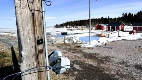 Till väster den nya sten- och jordbryggan och rakt fram nya sjöbodar i Brändön.
