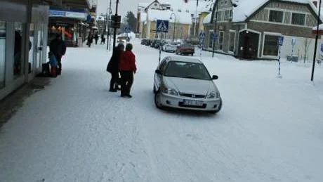 INGET HANDELSSTRÅK. Gällivares handlare kan ha upplevt sin sämsta julhandel på flera år. Svensk handel ska nu utreda hur det var. Onsdagens gatubild av Storgatan ger inget intryck av handelsstråk.
