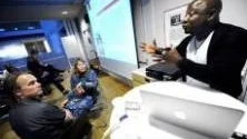 Besök från Kamerun.  Barthelemy Toguo från Kamerun, grundare av konstcentret Bandjoun Station, var en av dem som pratade i Kulturens hus på tisdagskvällen. "Jag kommer hit för att få dela upplevelser, för att vi ska få veta mer om varandra", sade han.