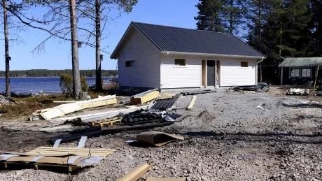 BYGGA VID VATTEN. Nästan alla vill bo nära vatten men miljölatgen säger att det är viktigare att skydda stränderna från exploatering och för det rörliga friluftslivet. I Norrbotten finns det plats för båda intressena menar landshövdingen.