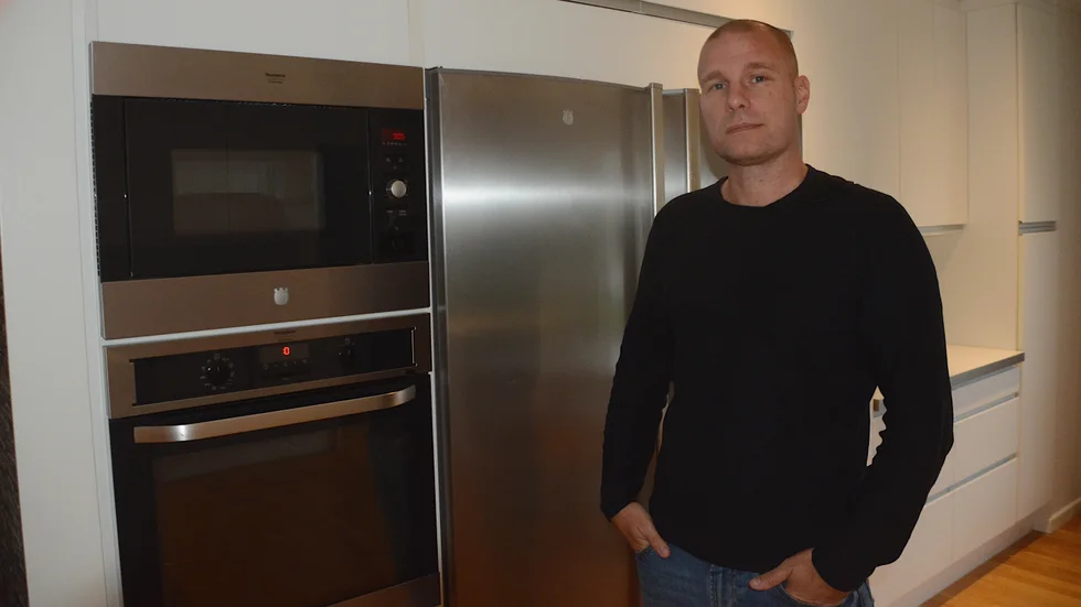 Använd inte mikron för att tina upp frusna matvaror, låta dem tina i kylen över natten. Det är ett av många små spartips Anders Håårdh ger för att minska hushållets elförbrukning.