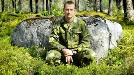 Jägarofficer. Jonny Andersson gillar utmaningar och trivs med                         det omväxlande och stundtals mycket krävande arbete som jägarofficer i Arvidsjaur.Foto: EIJA DUNDER