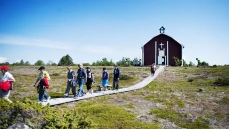 ÖKENLANDSKAP. Landskapet där kapellet står placerat påminner om en blandning av fjäll och öken. De små växterna som täcker marken är extremt tåliga mot hårda vindar och bistert väder.