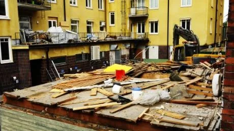 stopp. På eftermiddagen avstannade rivningen eftersom grävmaskinen drabbats av tekniska problem.