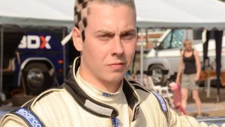 FRÄCKASTE FRILLAN. SM-vinnaren Linus Westman hade helgens ballaste frisyr. "Det ska bli häftigt att köra på hemmabanan",sa han strax innan A-finalen i SM i rallycross.