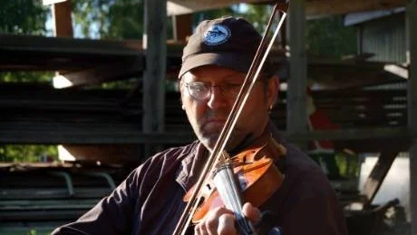 ARRANGERAR KONSERT. Spelmannen Micke Forsberg samlar folkmusiker till konsert i Luleå i år igen.