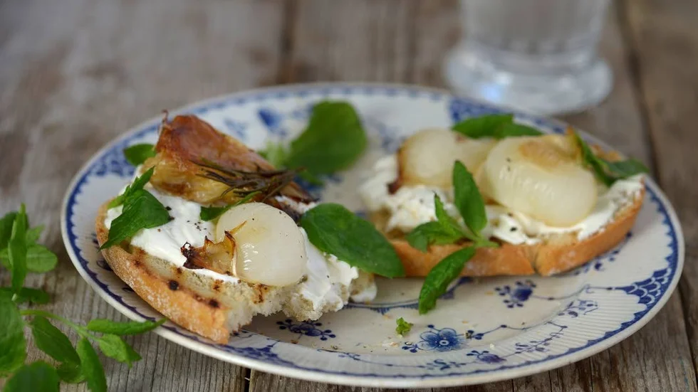 Vårens bästa toast. Rosmarinbakad lök på en härlig getostkräm med massor av mynta.