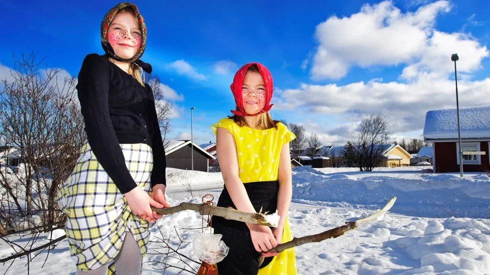 Påskkärringar. Ellen och Maya-Stina Niva älskar att klä ut sig till påskkärringar, något som de brukar göra varje år. Årets påskhögtid var självklart inget undantag.