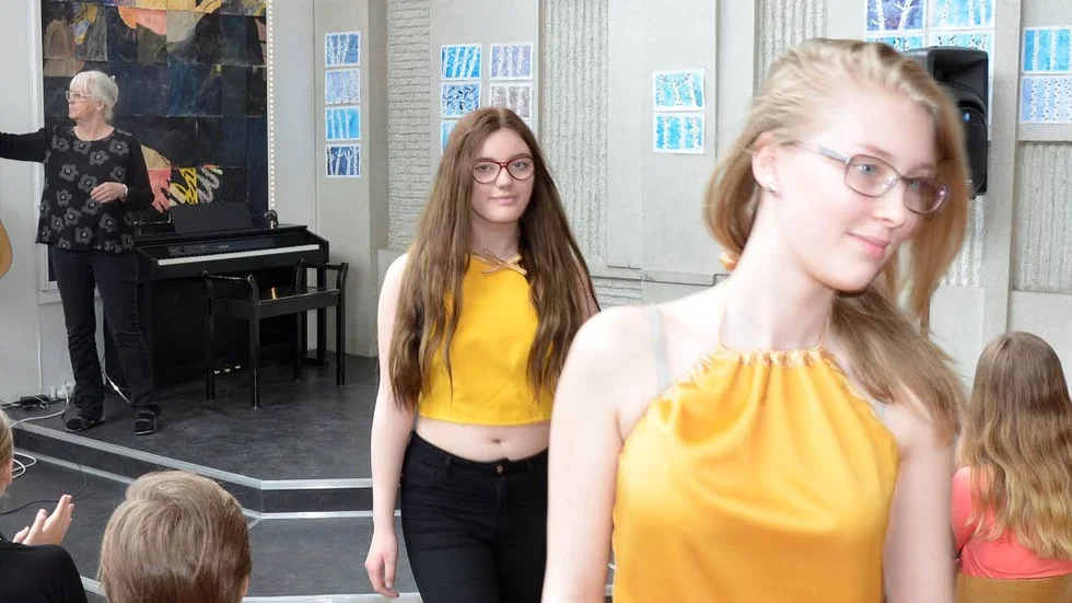 Modeller. Ebba Wennberg och Andrea Söderholm går på catwalken i Nya Läroverket.