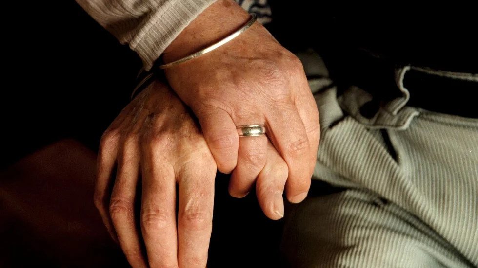 Några särskilda palliativa vårdplatser finns inte längre. Därmed saknas möjligheterna att tillgodose de behov som palliativa patienter har, något som skribenterna vänder sig emot.