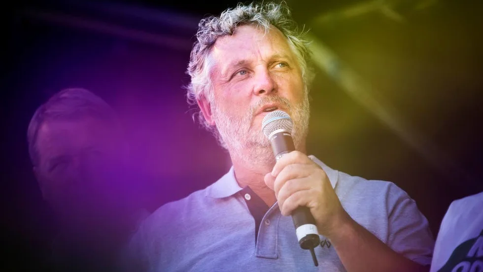 Miljöpartiets Peter Eriksson utsågs på onsdagen till ny bostads- och digitaliseringsminister. Miljöpartisten har bred politisk erfarenhet från tiden som kommunalråd i Kalix, som riksdagsman och språkrör för Miljöpartiet. Han valdes in i Europaparlamentet 2014.