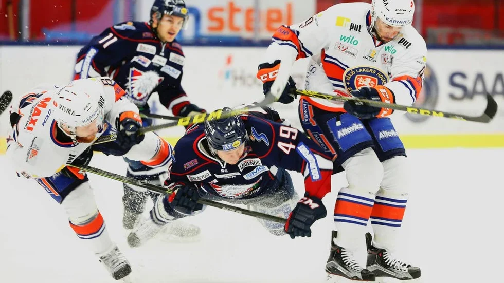 Forwarden. Linköpings Rhett Rakhshani snubblar över Växjös Robert Rosén och Josh Hennessy i SHL. Nu är Linköpingsforwarden aktuell för Luleå Hockey.
