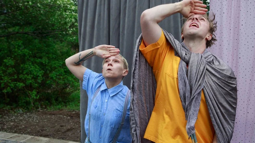 Årets sommarteater. Lule Stassteater bjuder på sommarteater där barns levnadsvillkor i en familj där en förälder inte mår bra gestaltas.