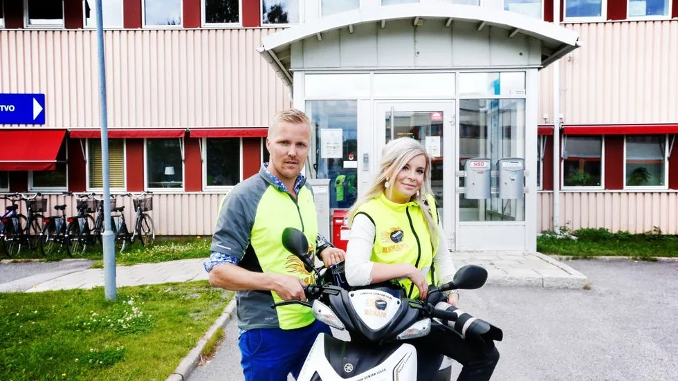 Mopedisterna. Under måndagen ska Jimmy Landström och Petra Älvstrand giva sig iväg på moppen runt staden för att träffa spelare och ledare från Luleå Hockey.