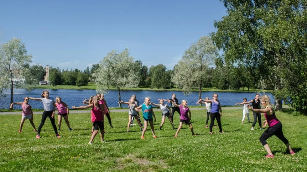 Dans i det gröna. Sexton elever har fått plats på Summer Camp 2016.