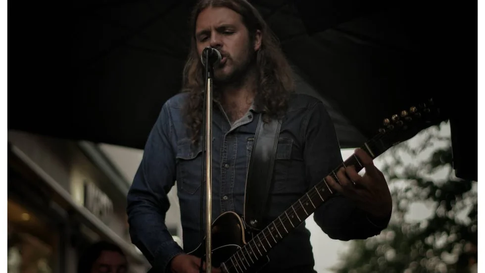 John Edén Brändström och Wolfman Jack är tillbaka på Flakasand på lördag, "Hound Dog"-style.