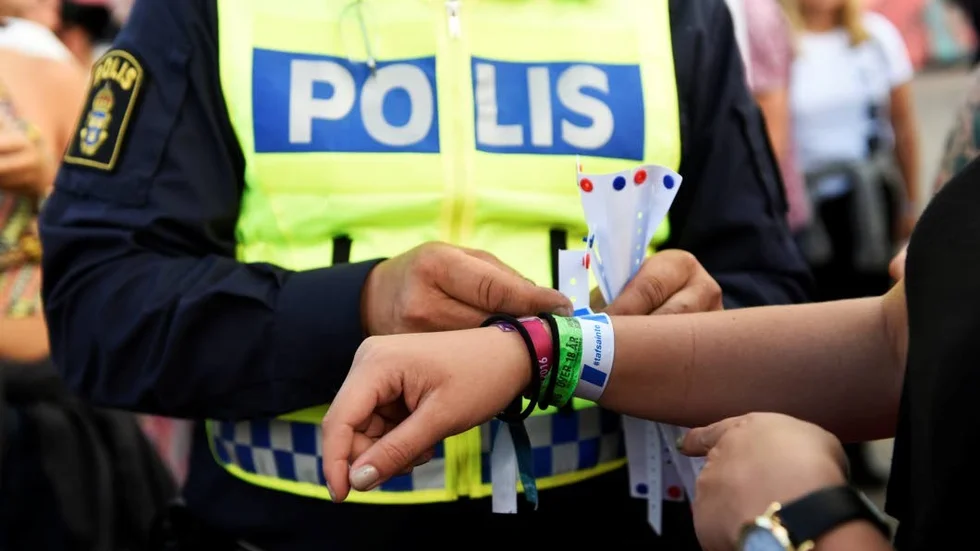 Armband. Polisens armband är en del i en nationell kampanj mot sexuellt ofredande.