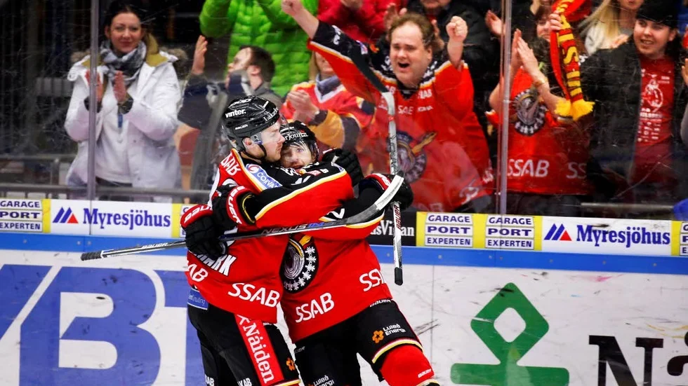 Jacob Micflikier kramas om av Lucas Wallmark i kvartsfinalserien mot Färjestad.