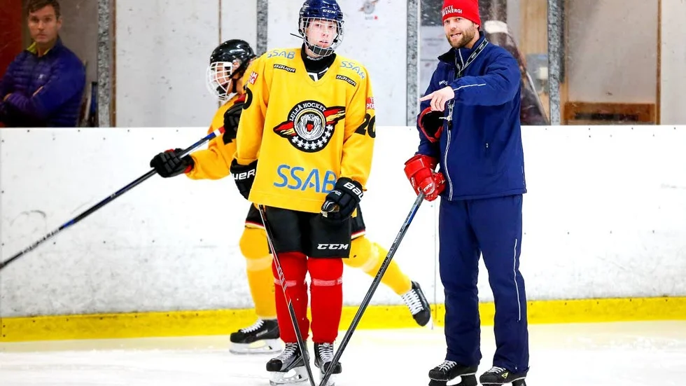 Spelaren Johan Bäckström och ledaren Niclas Lundqvist.