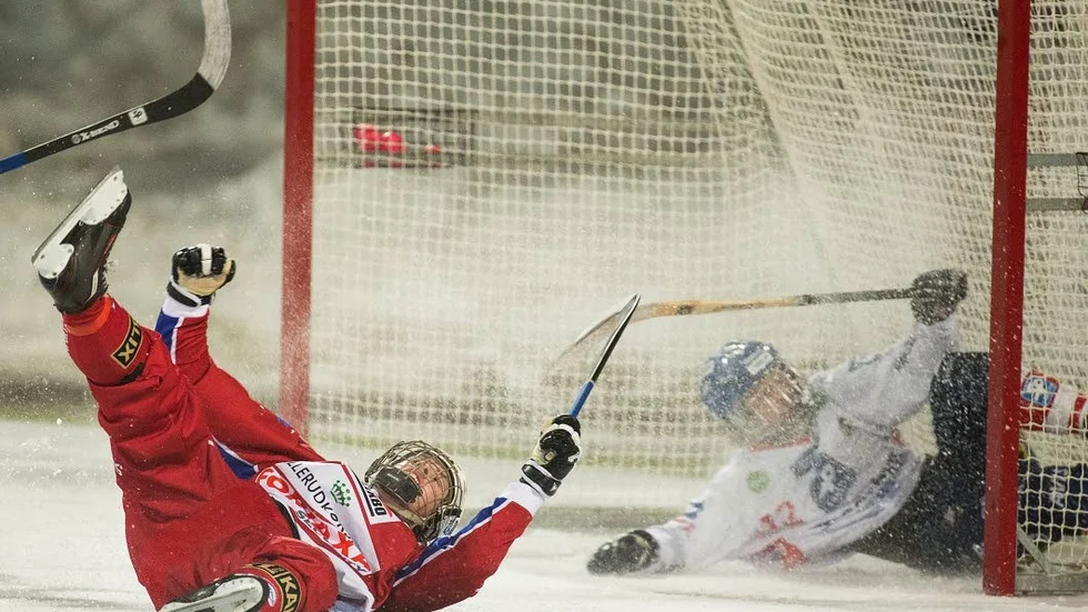 I luften. Christoffer Norin revs ner, men fick ändå in 2–0 för Kalix.