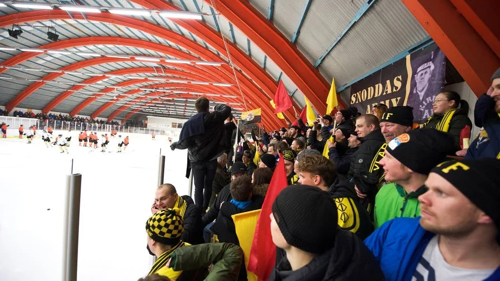 Folkfest. Fullsatt i premiären och nu bjuder AIF in alla asylsökande i kommunen till ishockey.