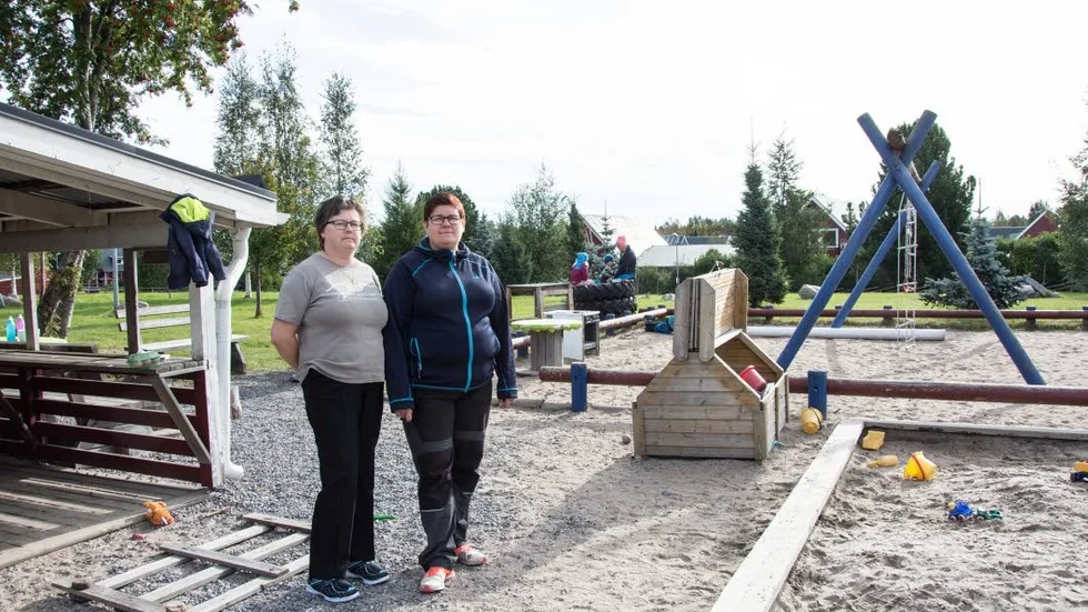 Bostäder. Först skulle det bli gruppbostäder och nu vill kommune att det bygga vanliga bostäder på området. Det innebär att den fria förskolan I ur och skur inte kan vara kvar. Något som oroar Christina Eriksson och Ingela Johansson, två av delägarna.