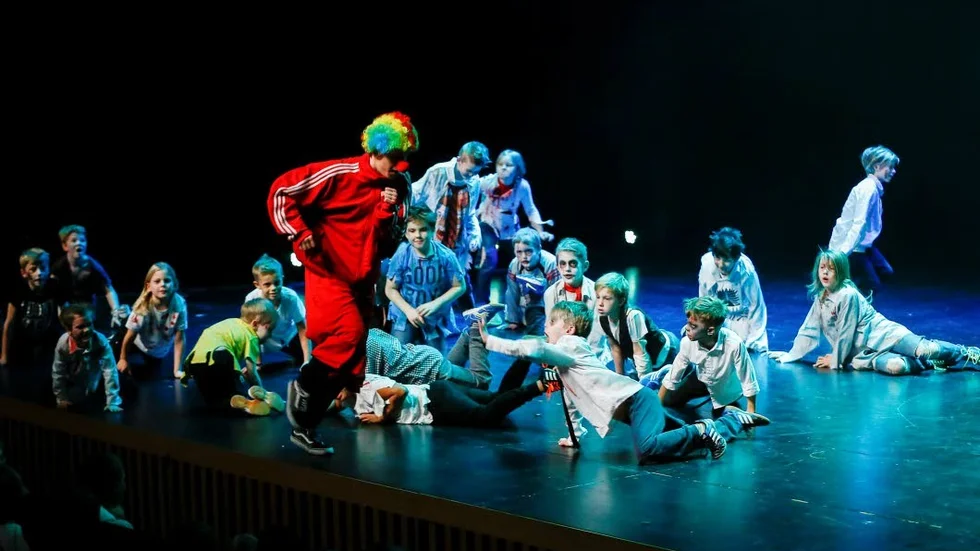 Ett gott skratt. Många barn kunde inte hålla sig för skratt när en clown plötsligt dök upp på scenen.