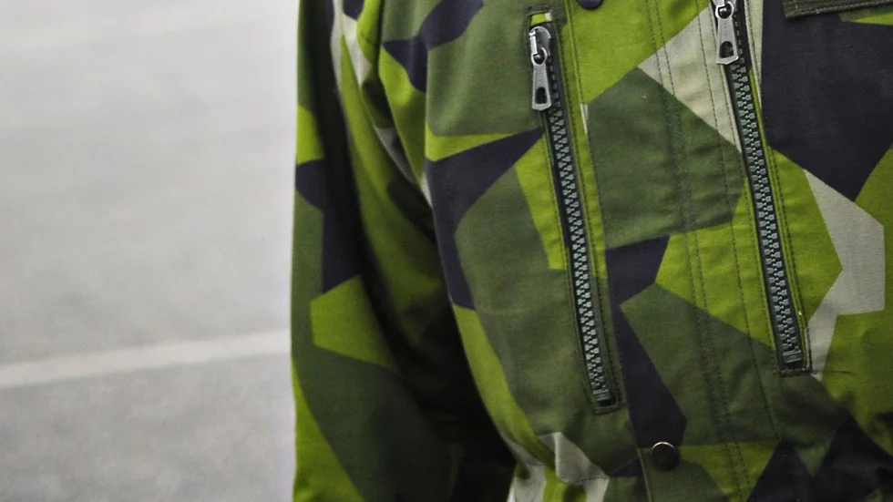 De täta militärkläderna orsakade bölder, sår och ärr på mannens kropp.