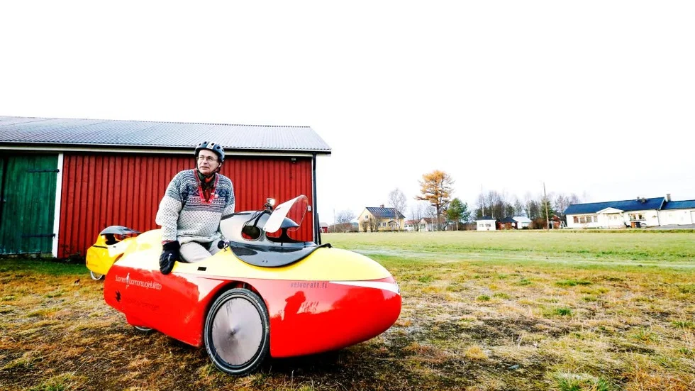 Handgjord. En velomobil är en trehjulig liggcykel med aerodynamisk kåpa och kan fås i grunduppförande för cirka 60000 kronor.