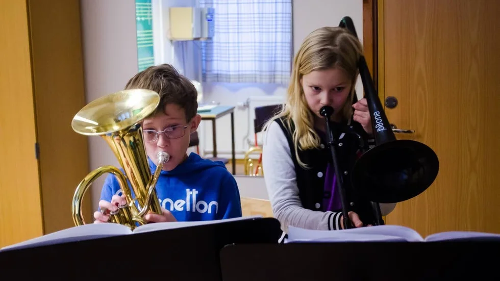 Kul och utmanande. Viktor Blomqvist och Allis Lundberg, båda nio år, tycker båda att det är kul att lära sig spela instrument. "Det är en utmaning", säger Allis Lundberg.