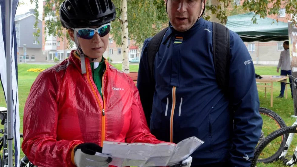 Cykling. Ann-Charlotte Aittamaa och Johan Vahlström kollar kartan innan det är dags att cykla iväg.