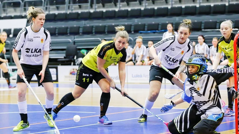 Tät. Elin Strandelin i Kirunas mål gjorde en riktigt bra match, men det räckte inte till seger.