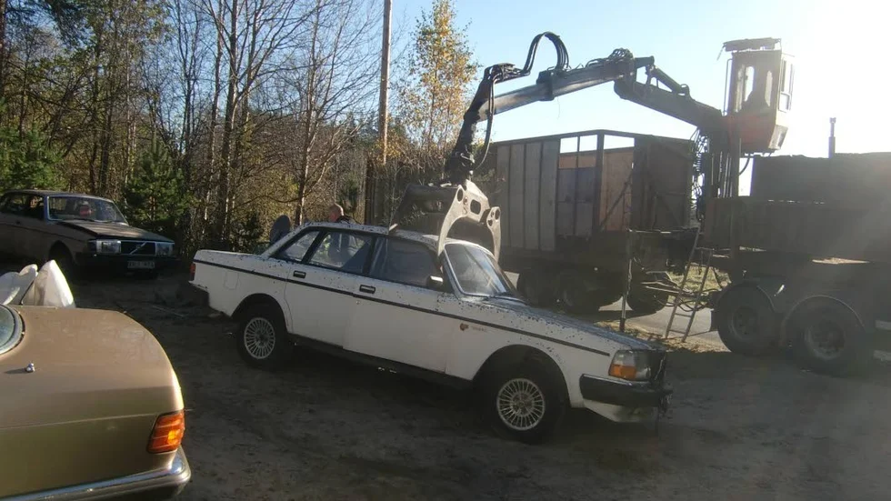 Förstödes. En Volvo 144 mötte sitt öde när bilsamlarens klenoder hämtades av Kronofogden.