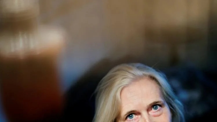 Fullödig diktsamling. Katarina Frostensons nya diktsamling, "Sånger och Formler" är fullödig, menar Kurirens recensent Sven Nyberg.